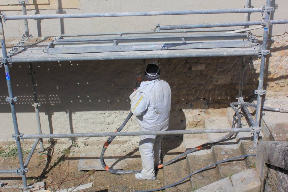murs en pierre près de Larnas